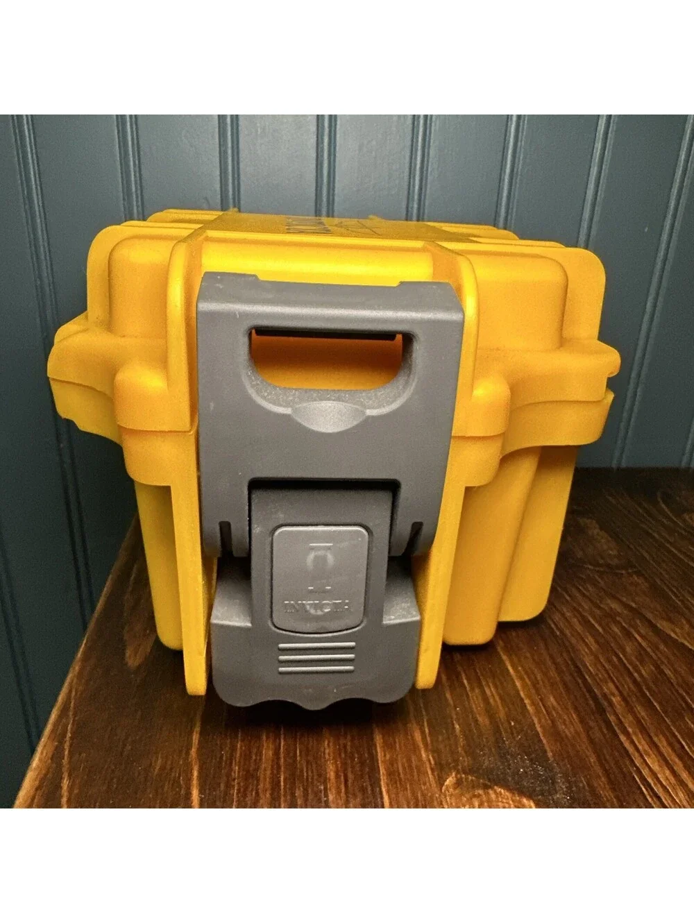 Invicta sport yellow